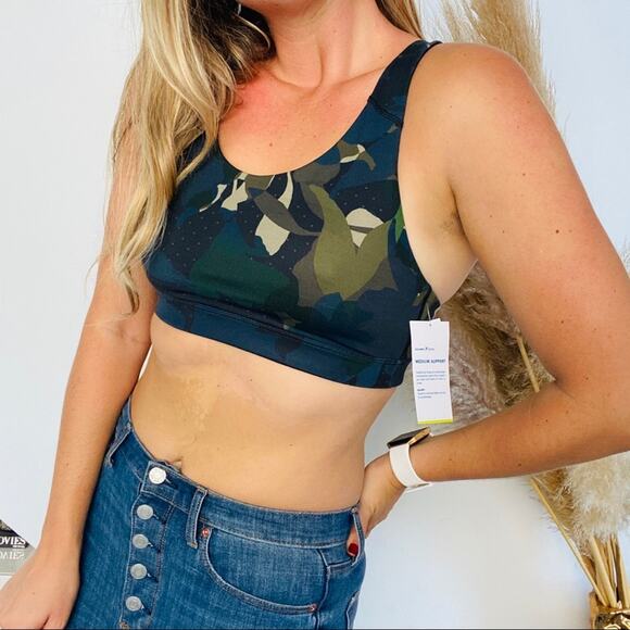 NEW OLD NAVY Camo Printed Green Black Cross Strappy Workout Gym Sports Bra M - Picture 1 of 6